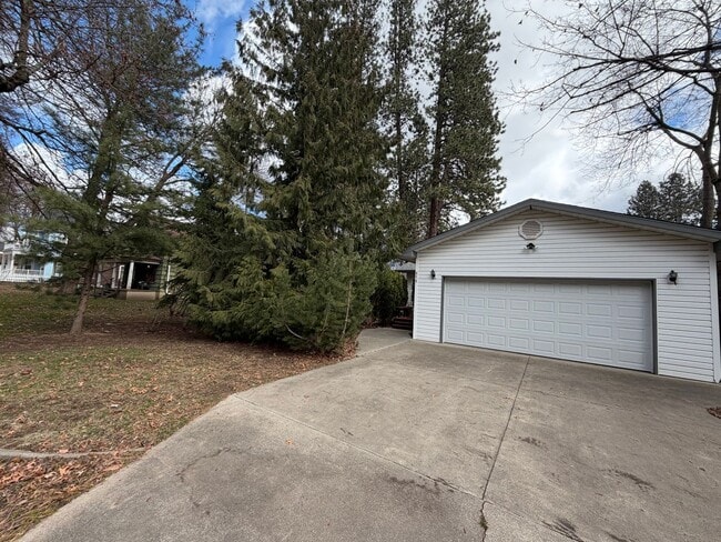 858 N Government Wy in Coeur d'Alene, ID - Building Photo - Building Photo