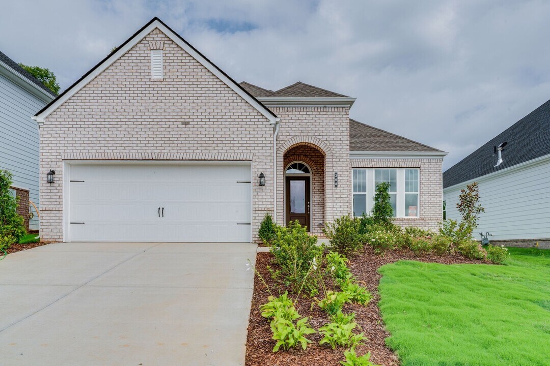 208 Woodhall Ct in White House, TN - Building Photo