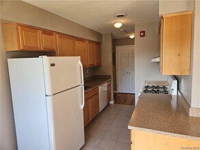 14 Pavilion Rd in Suffern, NY - Building Photo - Building Photo