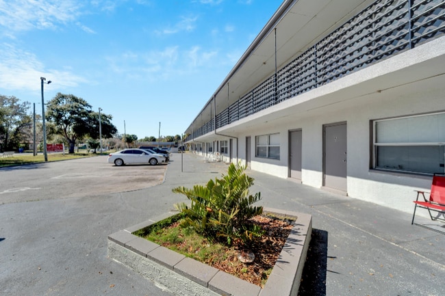 2475 18th Ave S in St. Petersburg, FL - Foto de edificio - Building Photo