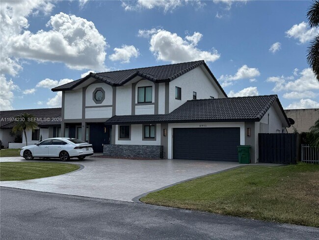 6951 W Wedgewood Ave in Davie, FL - Building Photo - Building Photo