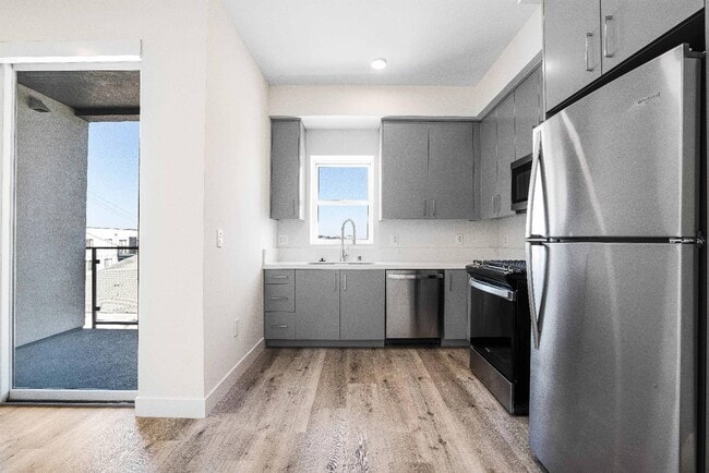 3308 Mentone Ave in Los Angeles, CA - Building Photo - Building Photo