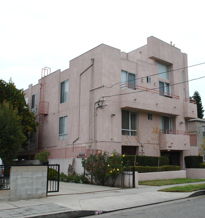 11037 Hartsook St in North Hollywood, CA - Building Photo