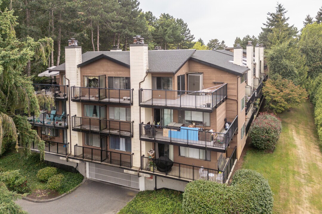 Dorchester Circle in Richmond, BC - Building Photo