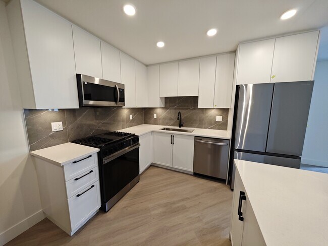 3438 King George Blvd in Surrey, BC - Building Photo - Building Photo