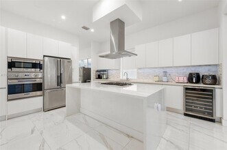 7455 NW 103rd Pl in Doral, FL - Building Photo - Building Photo