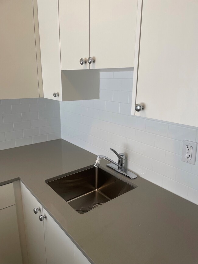 Regency Towers in New Westminster, BC - Building Photo - Building Photo