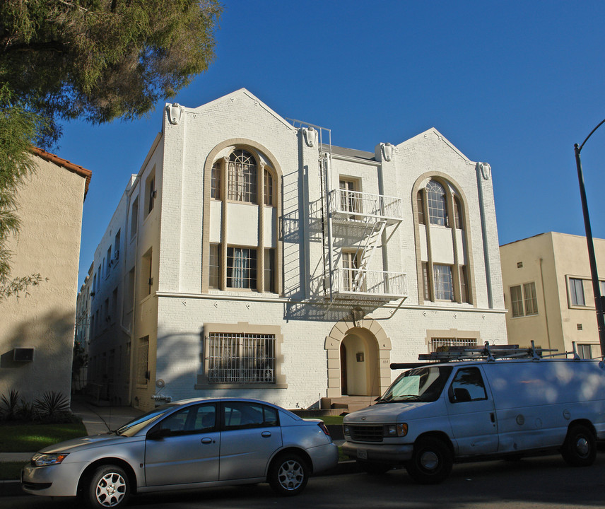 654 S Cloverdale Ave in Los Angeles, CA - Building Photo