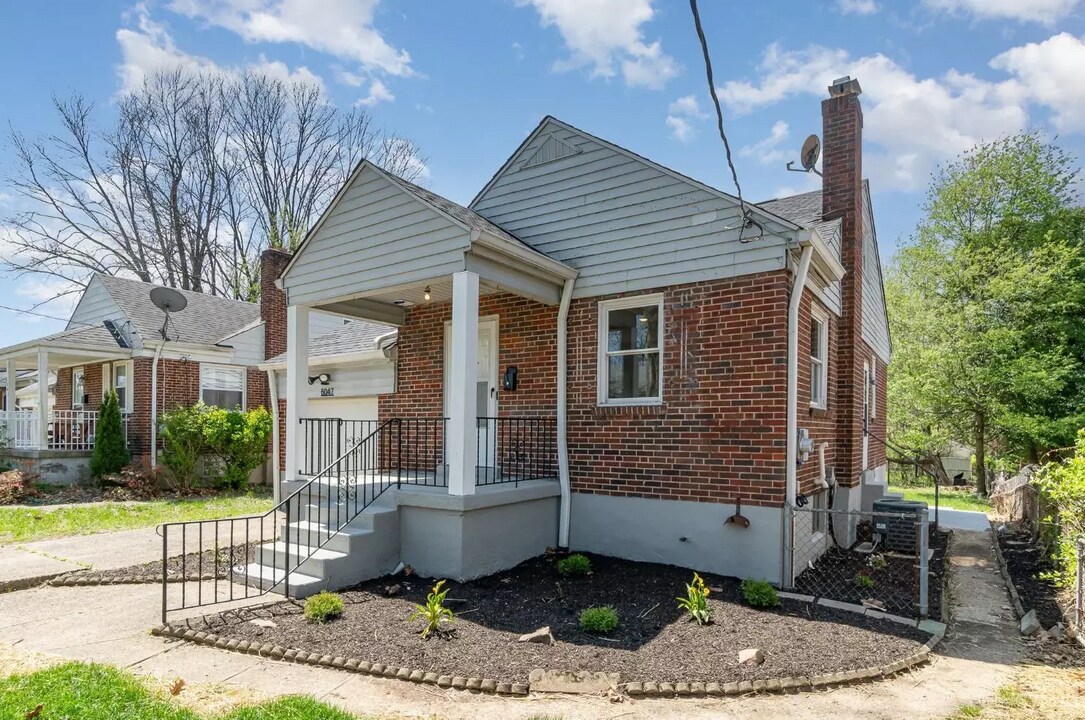 6047 Yosemite Dr in Cincinnati, OH - Building Photo
