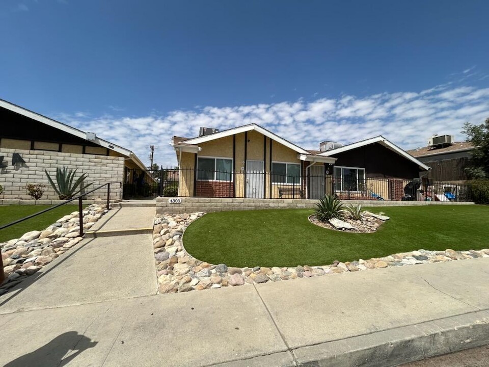 Franklin Plaza Apartments in Bakersfield, CA - Building Photo