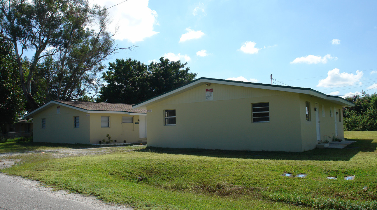 3320-3322 Jeffcott St in Ft. Myers, FL - Building Photo