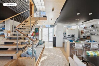 65 Fresh Pond Rd in Sag Harbor, NY - Foto de edificio - Building Photo