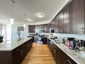 522 N Western Ave, Unit J04P in Chicago, IL - Building Photo - Building Photo