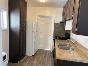 1302 Manzanita St in Los Angeles, CA - Building Photo - Building Photo