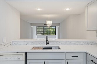 1717 Whitehall Dr in Davie, FL - Foto de edificio - Building Photo