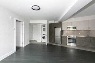 Mooncrest in Montréal, QC - Building Photo