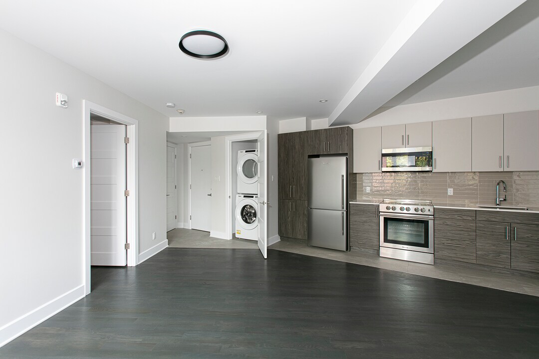 Mooncrest in Montréal, QC - Building Photo