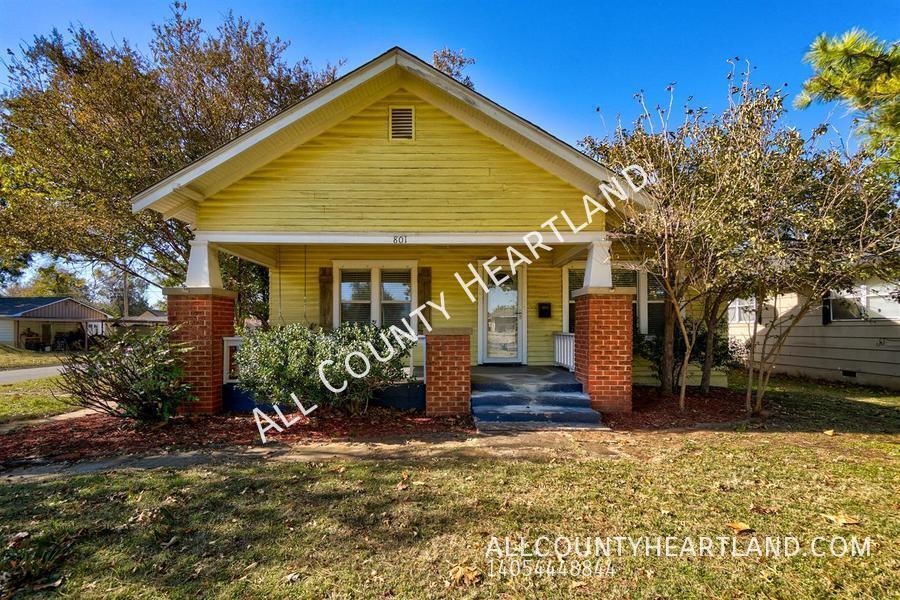 801 North Blvd in Edmond, OK - Building Photo