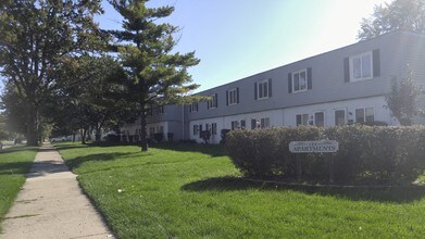 Dickinson Manor Apartments in Mount Clemens, MI - Building Photo - Building Photo