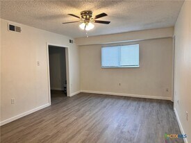1706 N Interstate 35 in San Marcos, TX - Building Photo