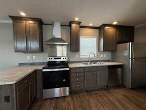 10610 State Rte 762 in Lockbourne, OH - Foto de edificio - Building Photo