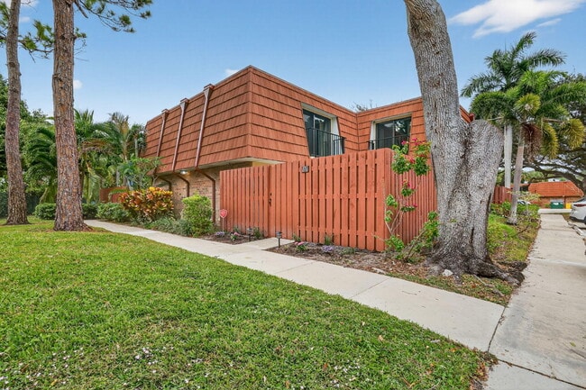 1520 Masters Cir in Delray Beach, FL - Building Photo - Building Photo