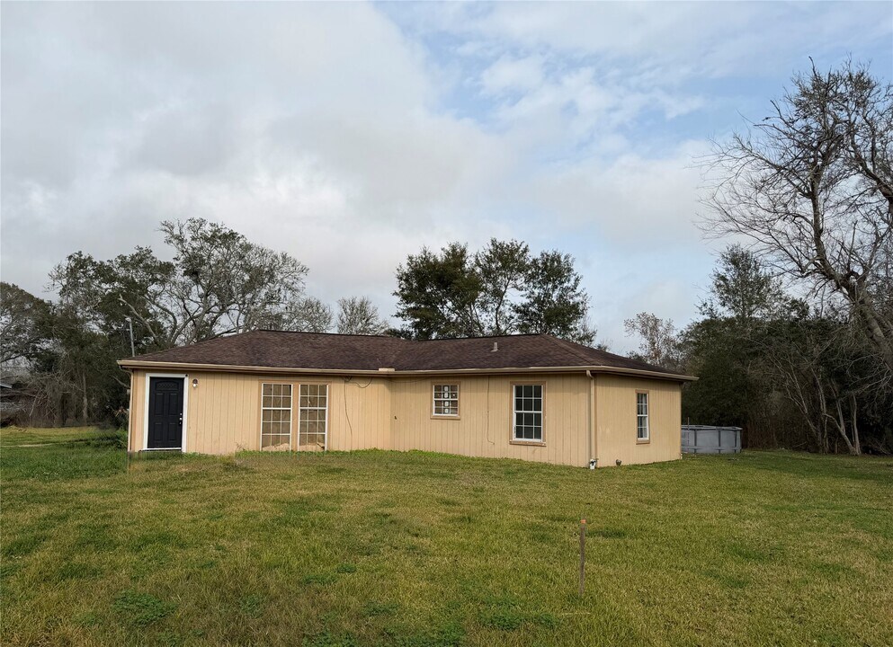 9210 Tacquard Dr in Hitchcock, TX - Building Photo