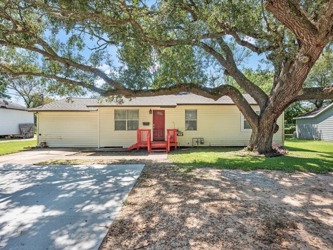 property at 212 N Shady Oaks St