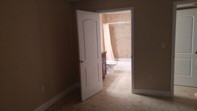 2861 N Oakland Forest Dr in Oakland Park, FL - Building Photo - Building Photo