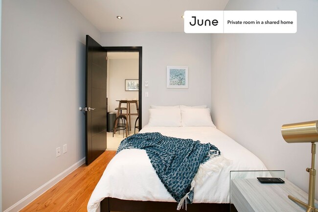Private bedroom in 3 bed/1 bath Home in New York, NY - Building Photo - Building Photo