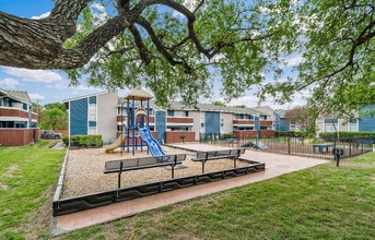 Alamo Oaks in San Antonio, TX - Building Photo - Building Photo