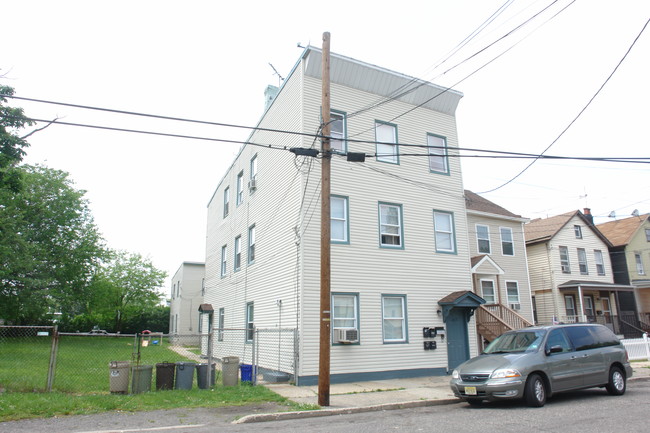 477 Miller St in Perth Amboy, NJ - Building Photo - Building Photo