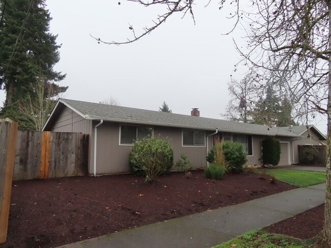 1010 Satre St in Eugene, OR - Building Photo - Building Photo