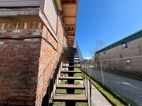 1042 W Village Ct in Pasadena, TX - Building Photo - Building Photo