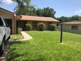 7911 Riata Ave in San Antonio, TX - Building Photo