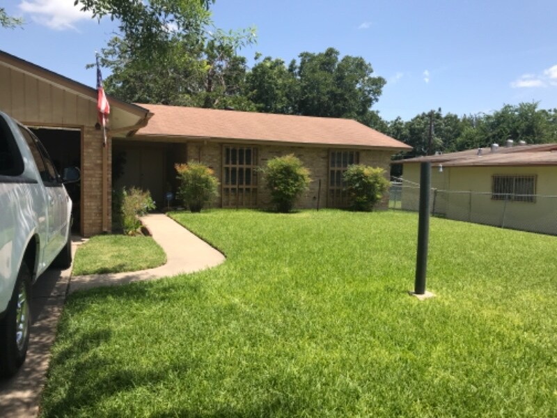 7911 Riata Ave in San Antonio, TX - Building Photo