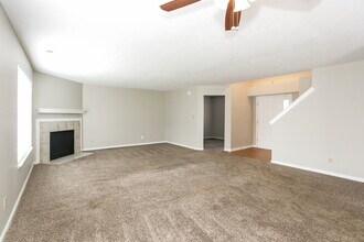 8233 Twin River Dr in Indianapolis, IN - Foto de edificio - Building Photo