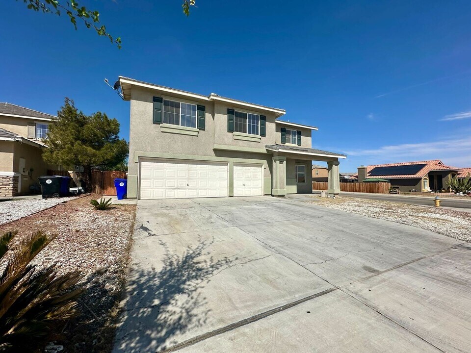 15082 Zircon Dr in Victorville, CA - Building Photo