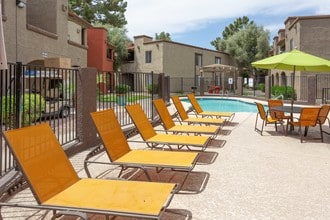 Glen Oaks Apartments in Glendale, AZ - Building Photo - Building Photo