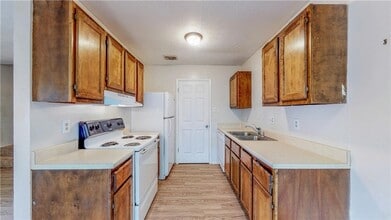 1002 Verde Dr, Unit A in Bryan, TX - Building Photo - Building Photo