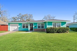 328 24th Ave N in Texas City, TX - Building Photo