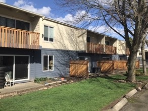 Linden Place Apartments in Gresham, OR - Building Photo - Building Photo