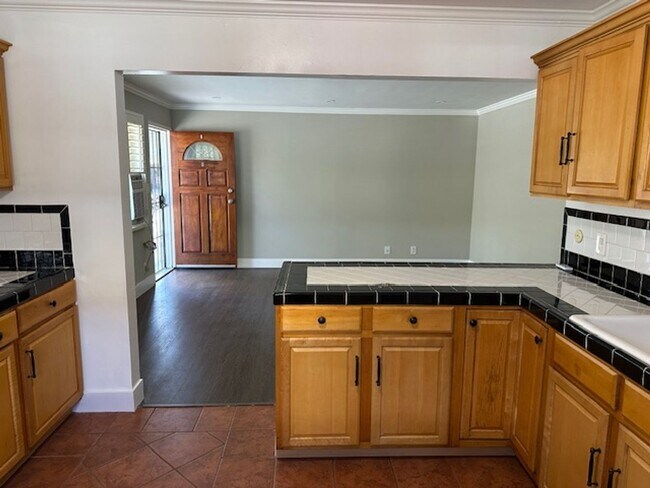 175 W Linden Ct-Unit -#B in Burbank, CA - Building Photo - Building Photo