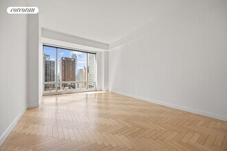 1 Central Prk W in New York, NY - Building Photo - Building Photo