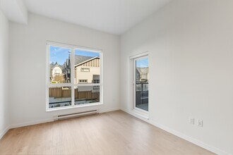 19577-65B 65B Ave in Surrey, BC - Building Photo - Building Photo