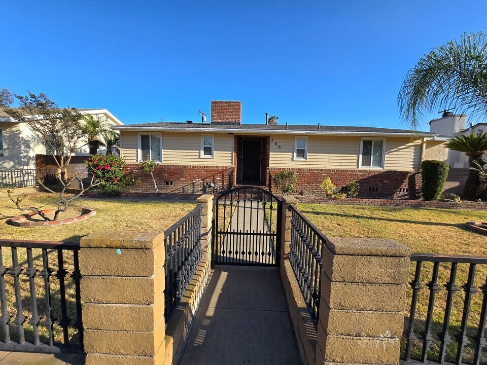 706 W Orangethorpe Ave in Fullerton, CA - Building Photo