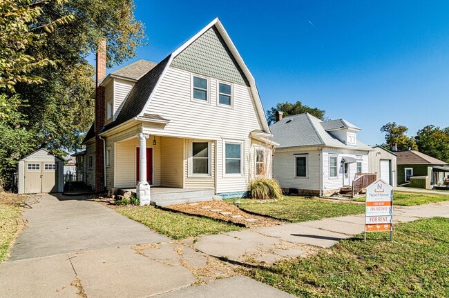 property at 208 E 7th St