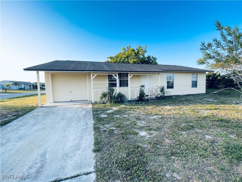 10736 Banyantree Ln in Lehigh Acres, FL - Foto de edificio