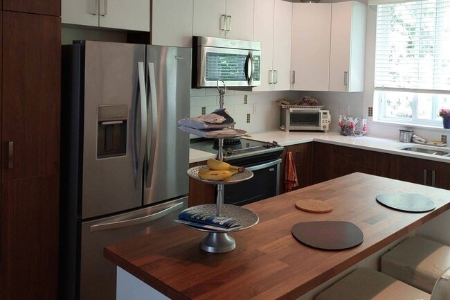 5858 142 St in Surrey, BC - Building Photo - Building Photo