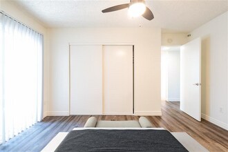1050 Meadow Lake Dr in Vista, CA - Foto de edificio - Building Photo
